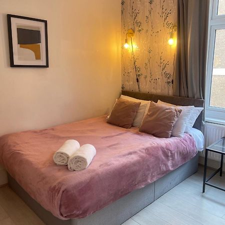 Lovely 2 Bed Flat 2 Floor Miles Londra Esterno foto