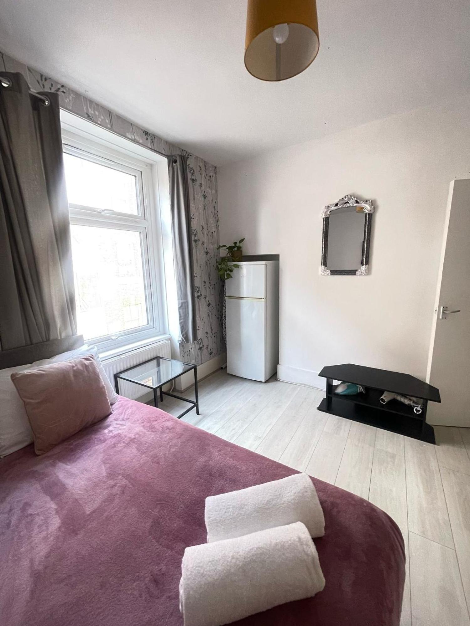 Lovely 2 Bed Flat 2 Floor Miles Londra Esterno foto