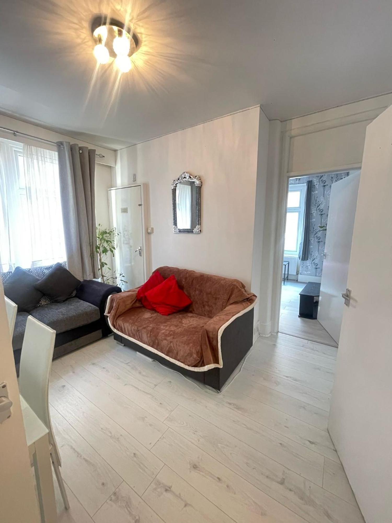 Lovely 2 Bed Flat 2 Floor Miles Londra Esterno foto