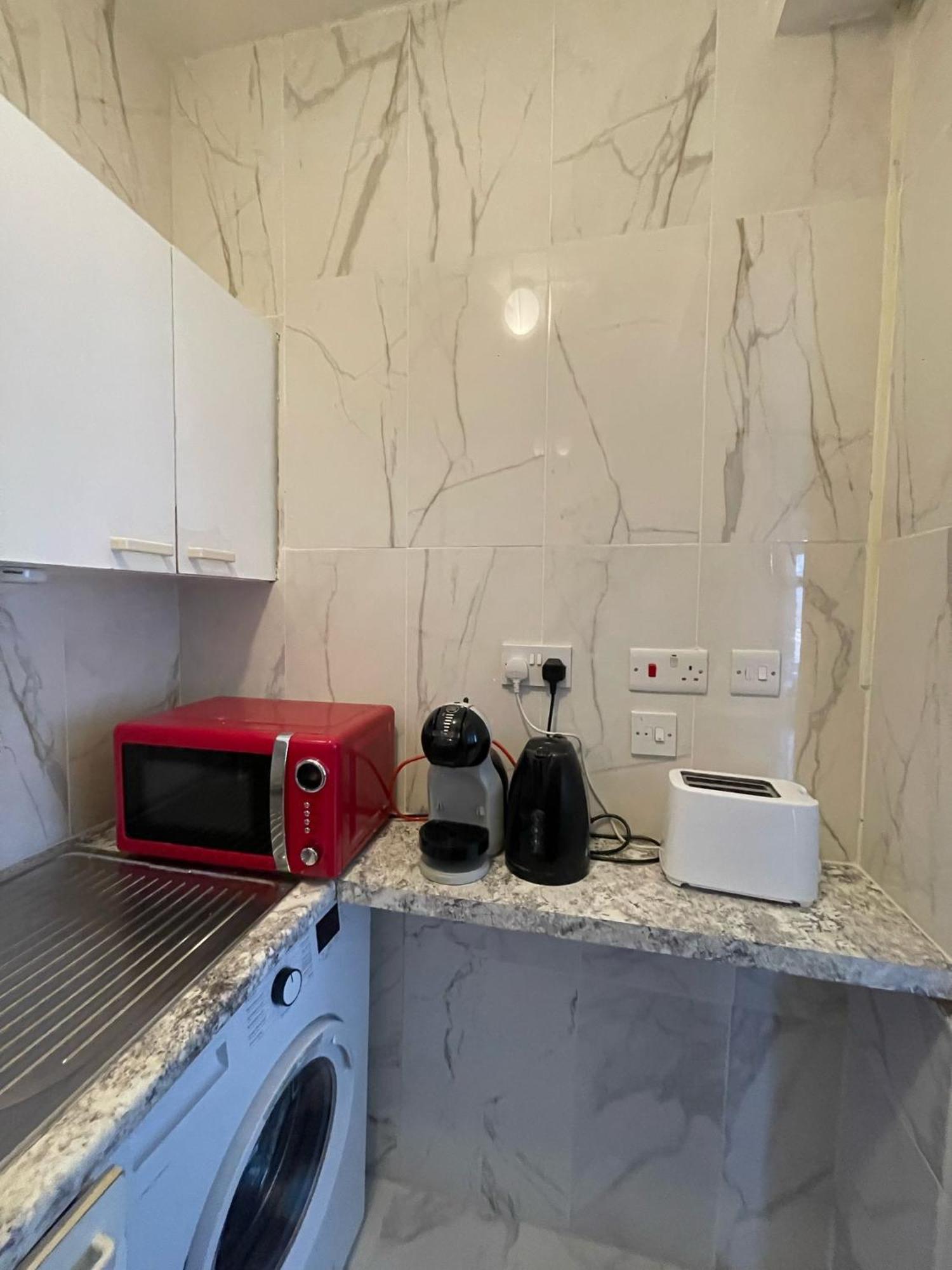 Lovely 2 Bed Flat 2 Floor Miles Londra Esterno foto