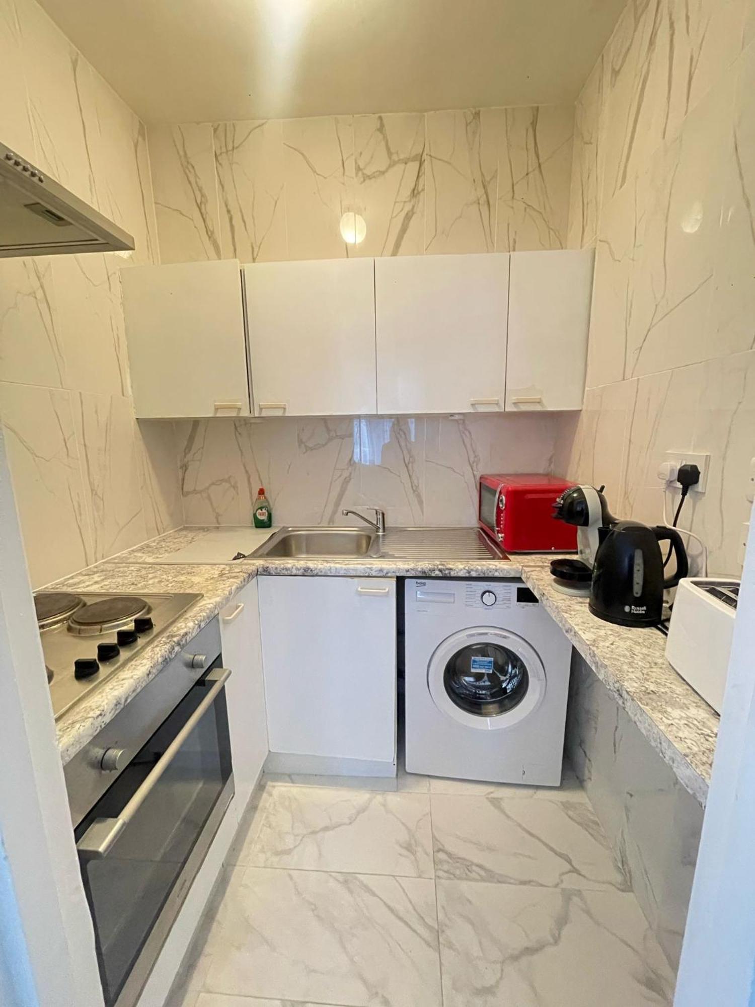 Lovely 2 Bed Flat 2 Floor Miles Londra Esterno foto